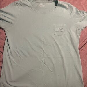vineyard vines tee.